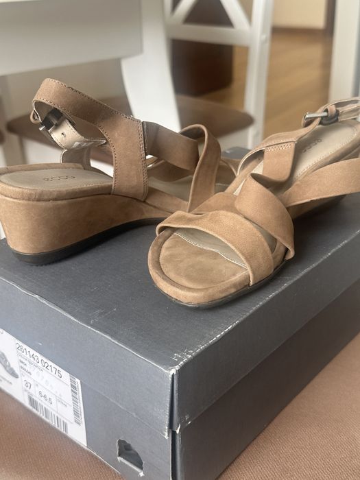 Продам босоножки Ecco