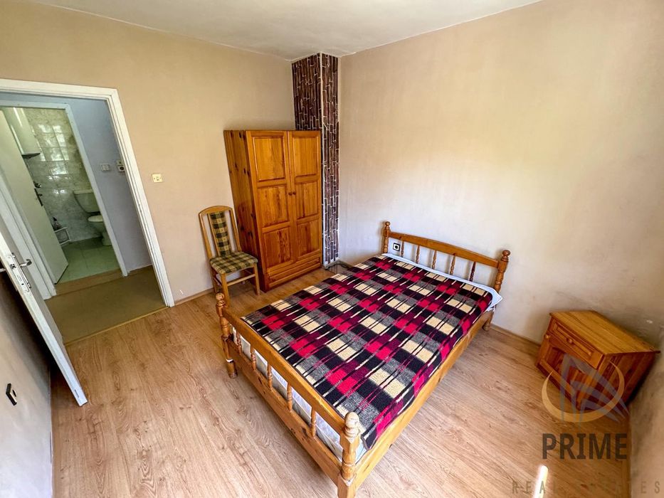 Център тристаен апартамент обзаведен