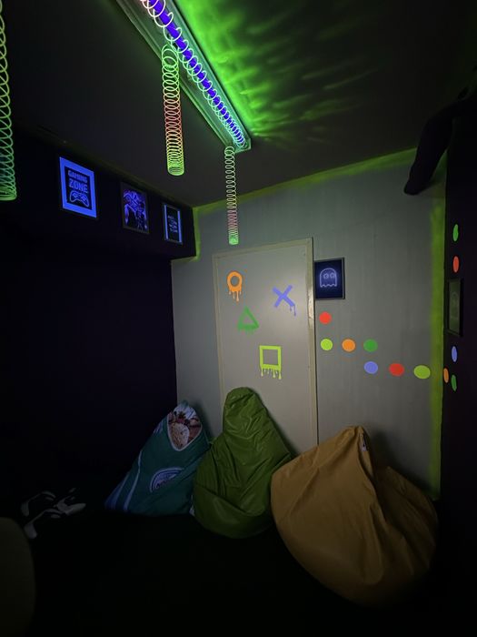 Здравейте продавам масите,столовете,палетните дивани от първата снимка