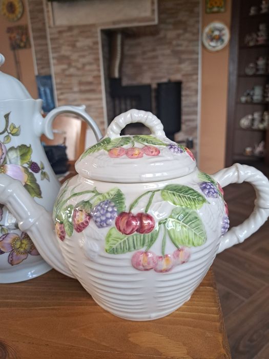 Чайници с цветя и плодове