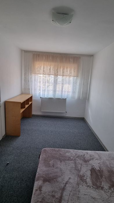 Închiriez apartament cu doua camere.
