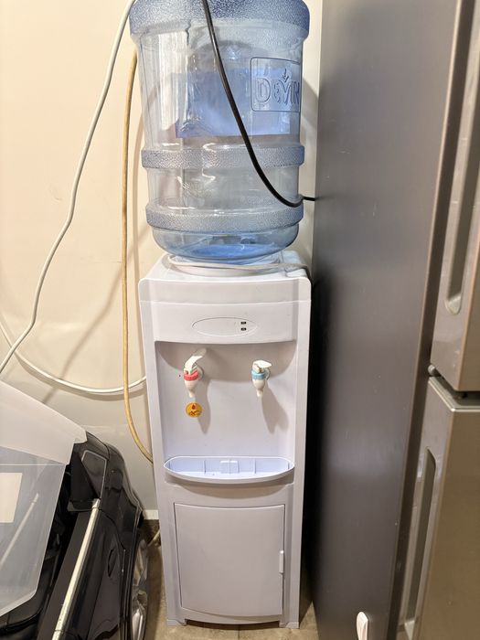 Диспенсър за вода с 4 туби