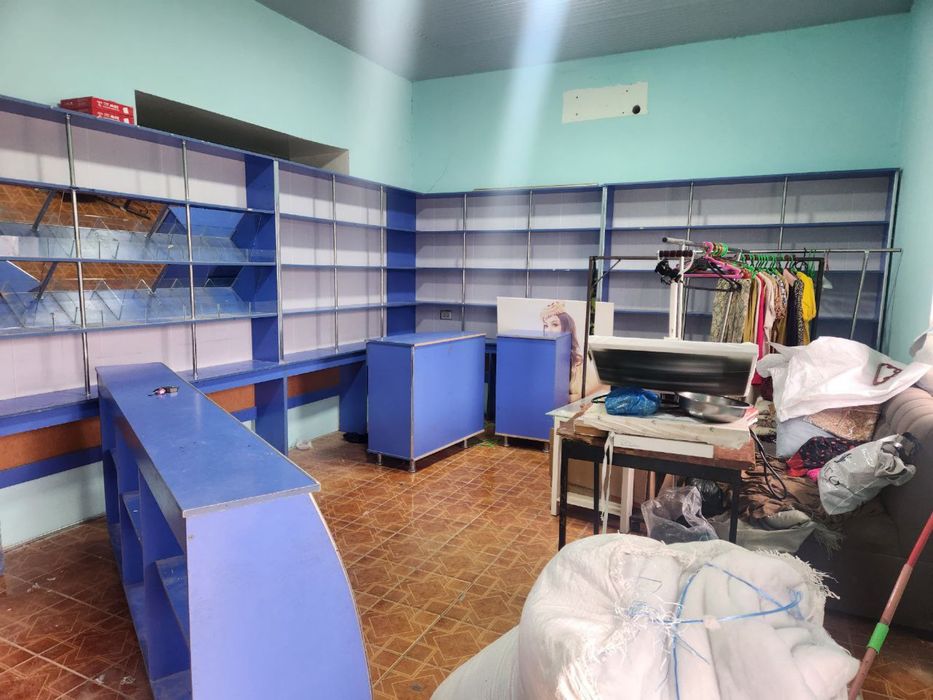 Prilavka sotiladi “Narxi kelishiladi”  boyi 2.15 m oraligʻi 2 m