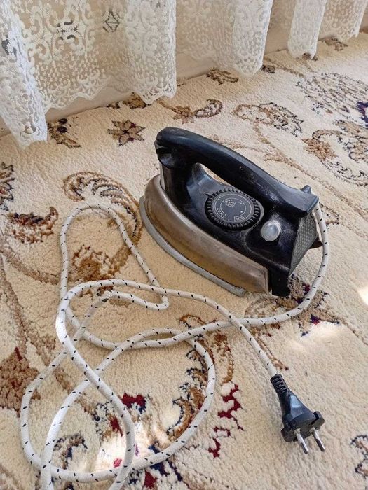 Продаю советский утюг  исправный