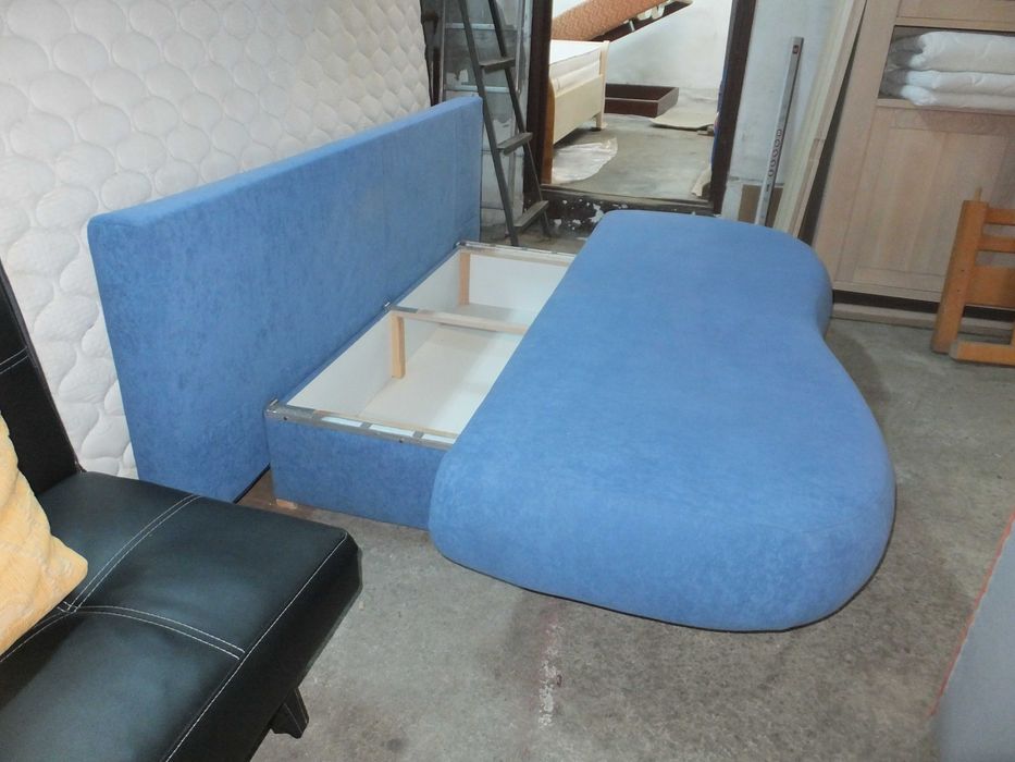 Canapea extensibila 140x200 cu lada de depozitare si perne decor