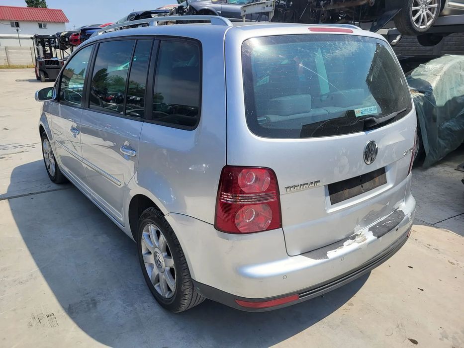 Dezmembram Volkswagen Touran 2008 Usa stanga fata/Usa stanga spate