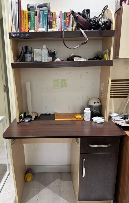 письменный стол с полками