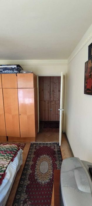 Vand apartament 2 camere + balcon, et. 3/4, zonă liniștită lângă școli și piață – Câmpina!