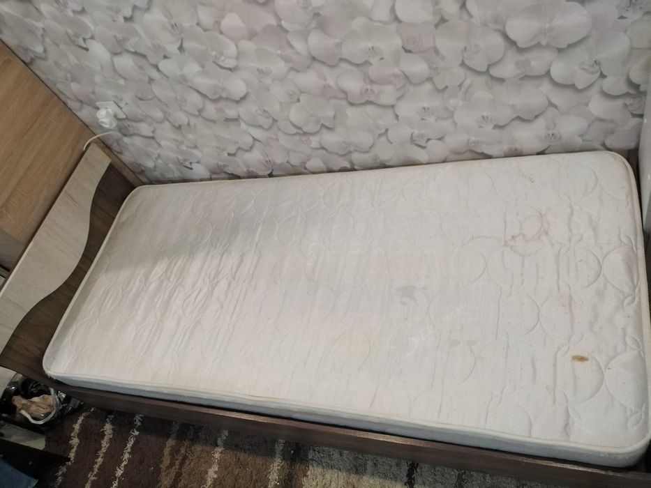 Продам кровать с матрасом