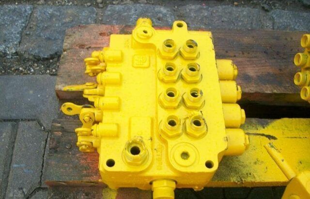 de vanzare distribuitor hidraulic pentru excavatoare menzi muck