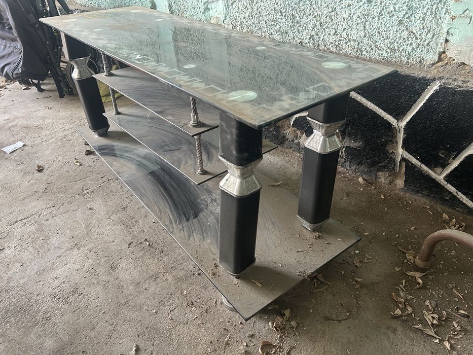 Продам стеклянный столик жля телевизора