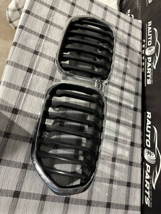 Grila centrala BMW X1 F48 LCi 2020/2021/2022/2022/2023