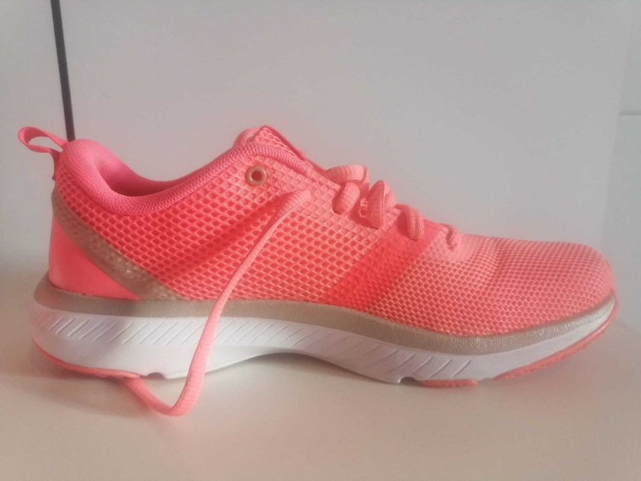 Adidasi Under Armour 38.5