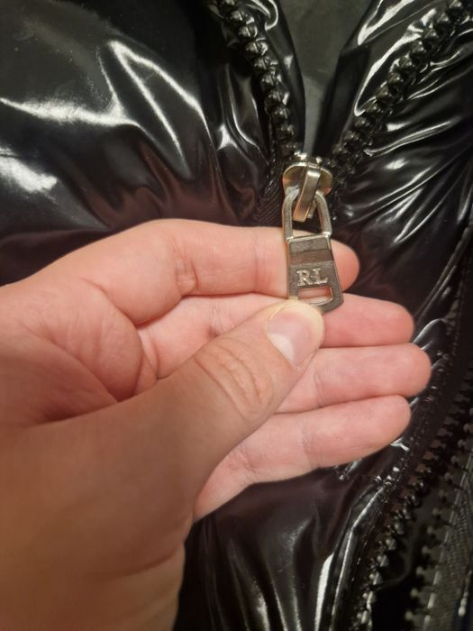 Geacă de iarnă Polo Ralph Lauren cu glugă, neagră lucioasă – mărimea M