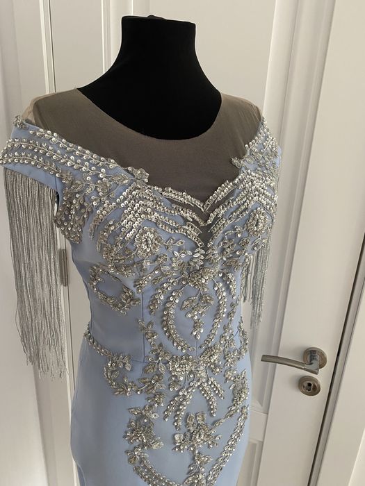 Rochie de zi, cu aplicatii din dantelă