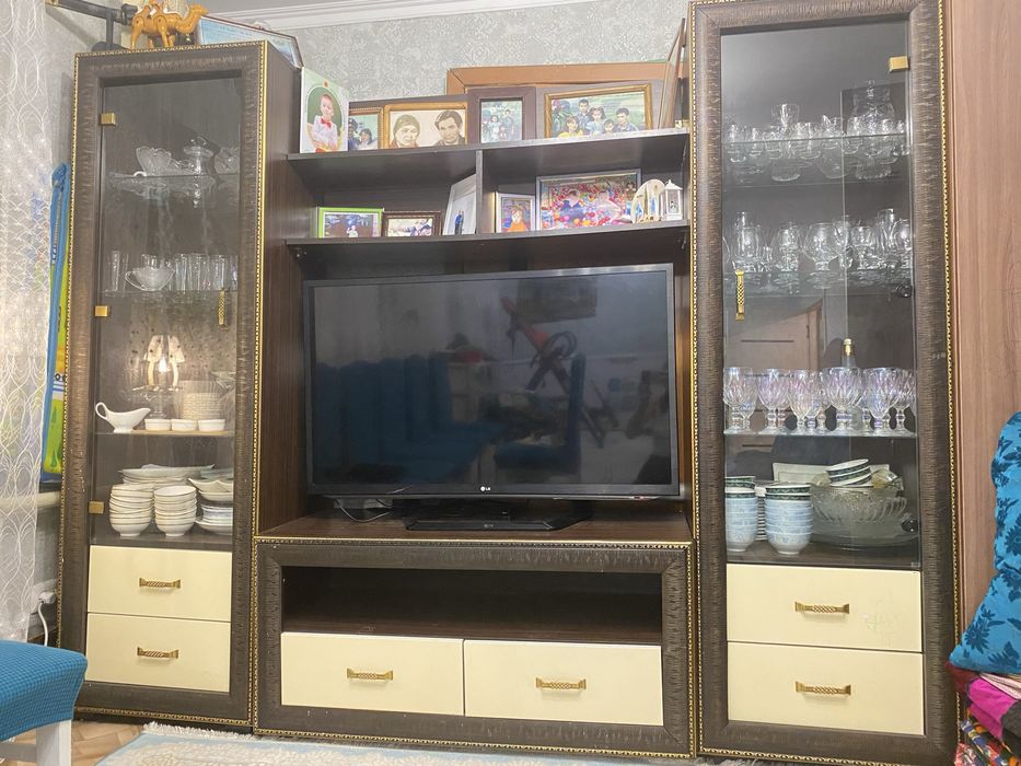 Продам сервант под телевизор