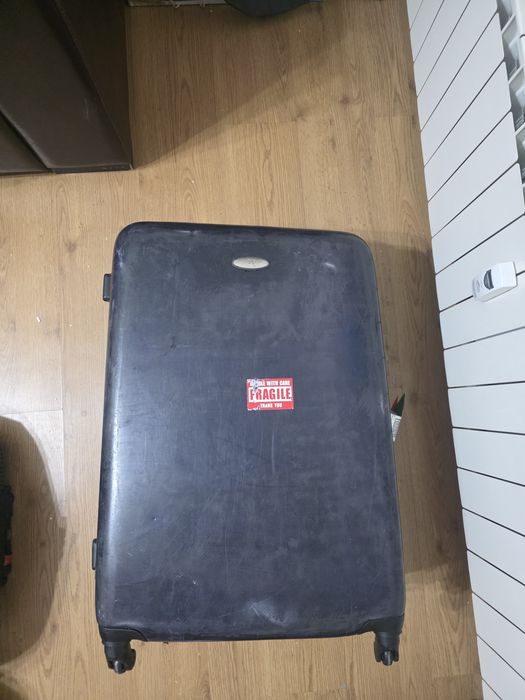 Голям твърд куфар