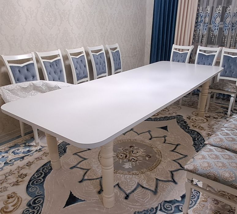 Стол для гостиной  на высоких ножках белого цвета.