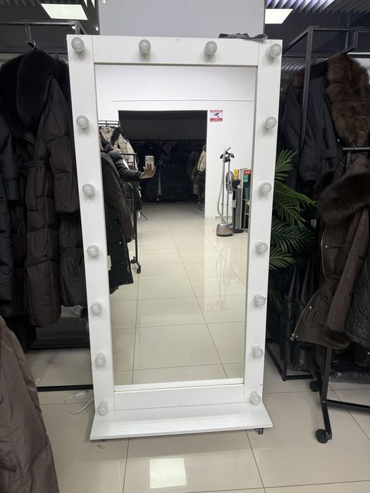 Зеркало с подстветкой на колесиках