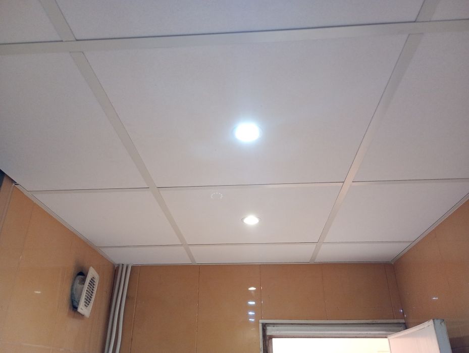 Растерен Окачен таван за баня  . Влагоустойчиви пана. Не мухлясва.