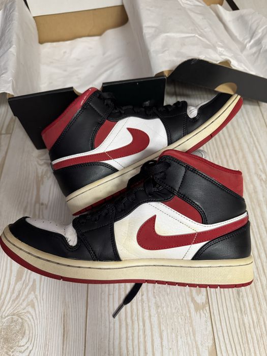 Jordan 1 mid gym red 42.5