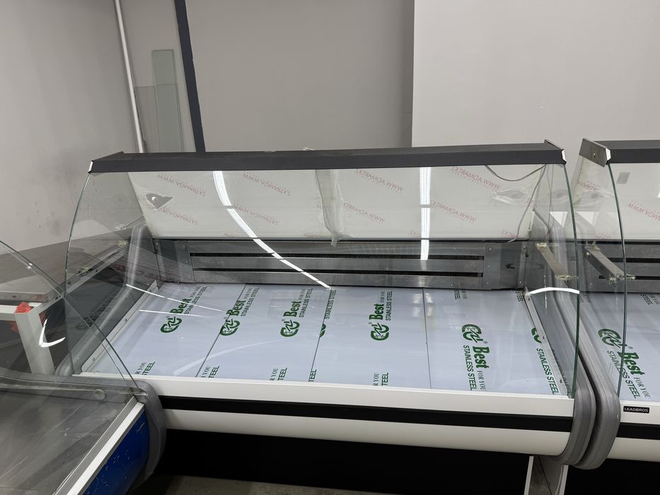 Продаю витринные холодильники