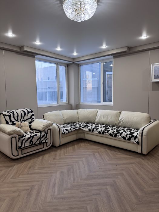 Диван угловой и кресло, кожа