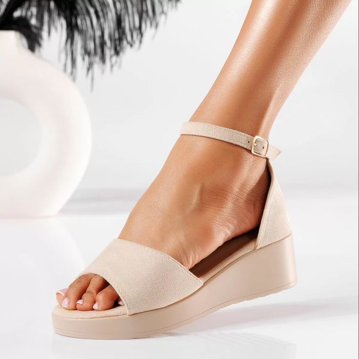 Бежови сандали на платформа