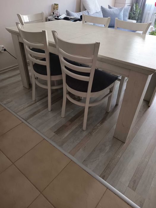 Трапезна разтегателна маса 90/160 и 4 стола. В много добро състояние дърво. Масата е 195 €, а столовете 4 х 20 €. Може и да се закупят отделно.