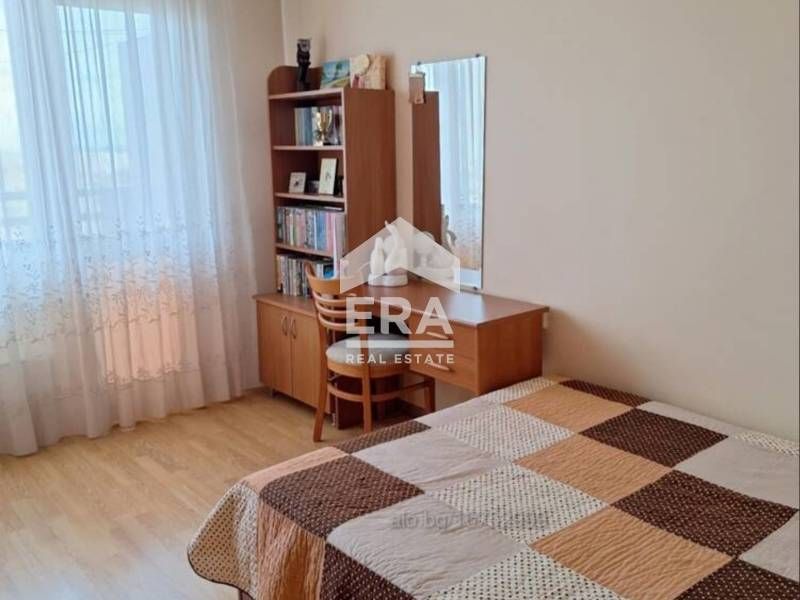 Тристаен апартамент до у-ще Св.,, Иван Рилски,,