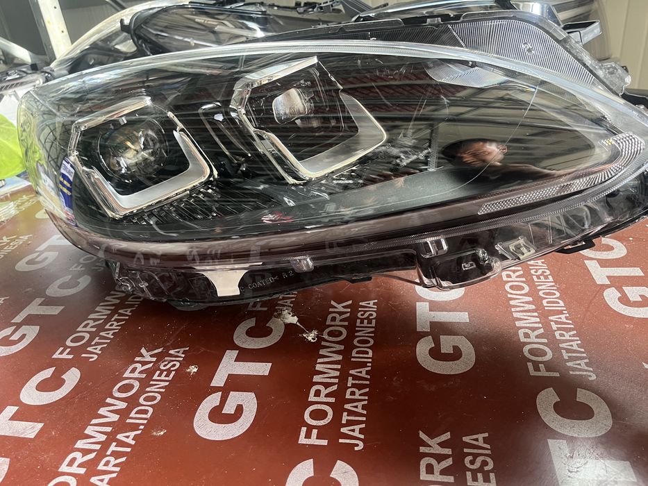 3 броя ляв и 2 броя десен фар Ford Kuga 2021-