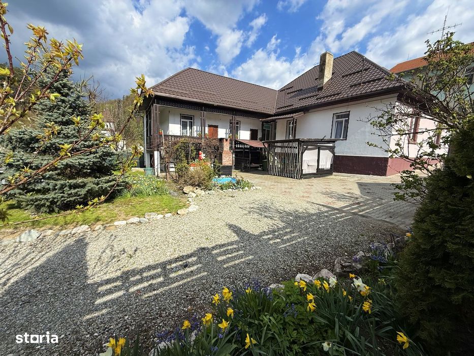 Casa in Bran cu SPATII  COMERCIALE, zona centrala