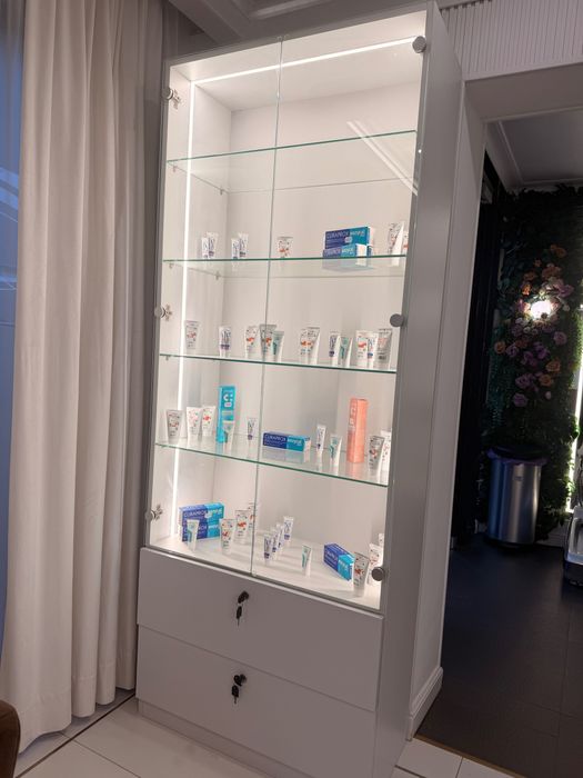 Vitrina iluminata prezentare produse