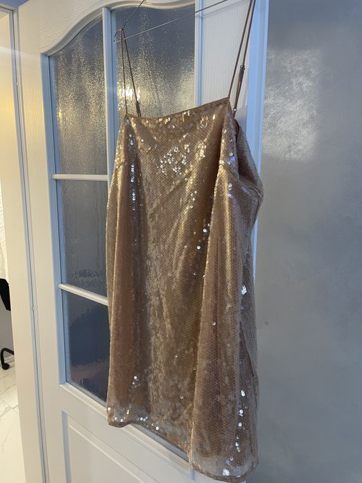 Не е възможно рокля с пайети на тази бена  размер “L”