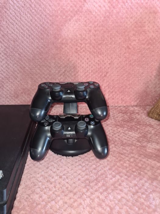 PlayStation 4 Pro MODAT (Stare Excelentă) + 2 Manete + Stație Încărcare