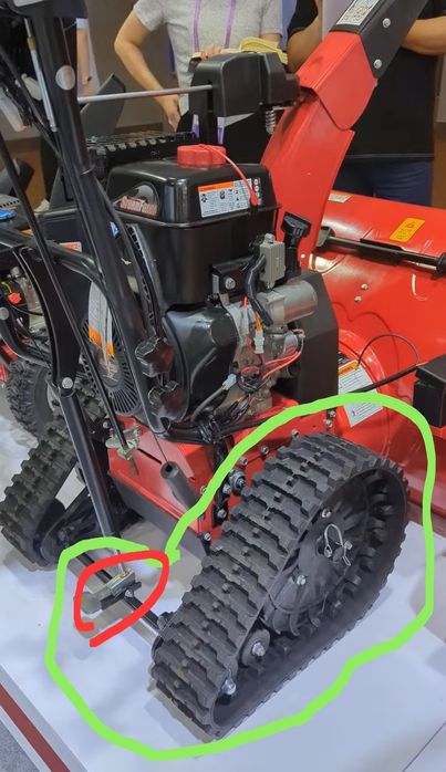 Гусеничный снегоуборщик