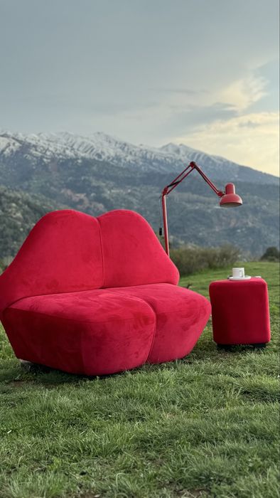 Креативный диванчик ГУБЫ красивый и удобный.