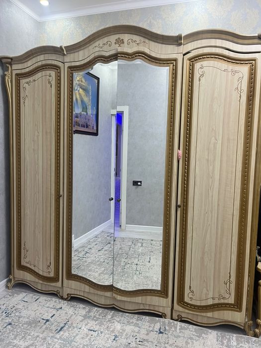 Продаётся шкаф, 4-х дверный с зеркалом, производство россия