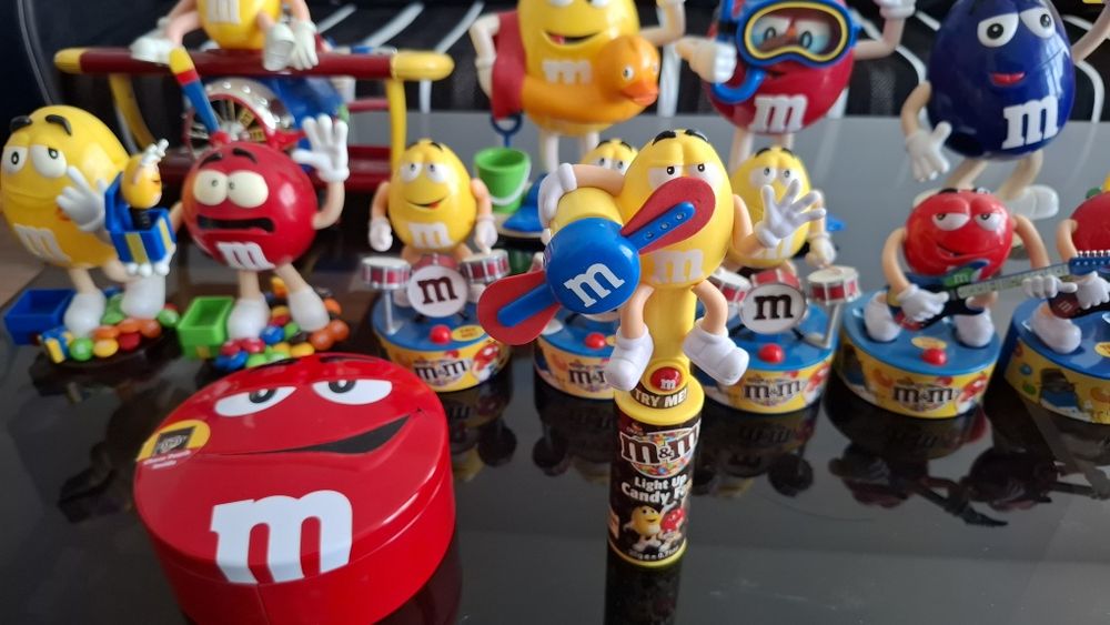 Играчки на Киндер (kinder), coca cola и m&m.