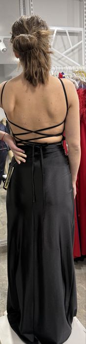 Черна сатенена рокля