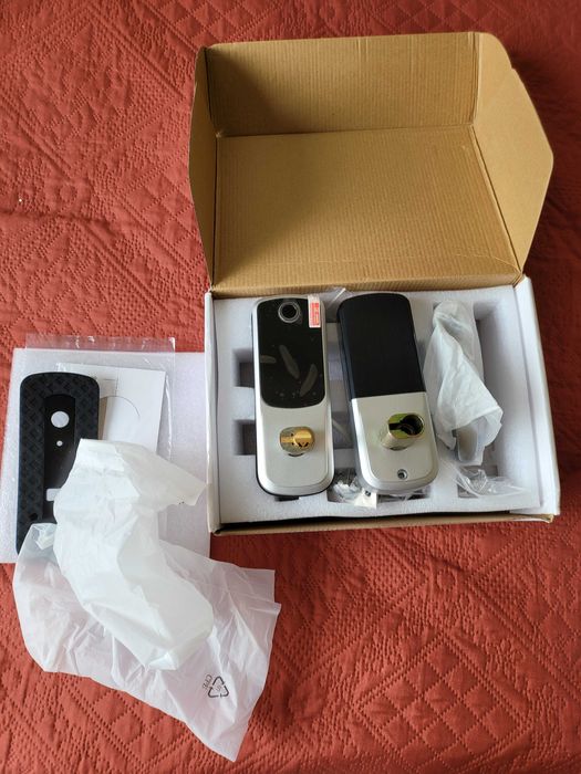 Внос от Сащ . Електронна брава за външна врата с пин код