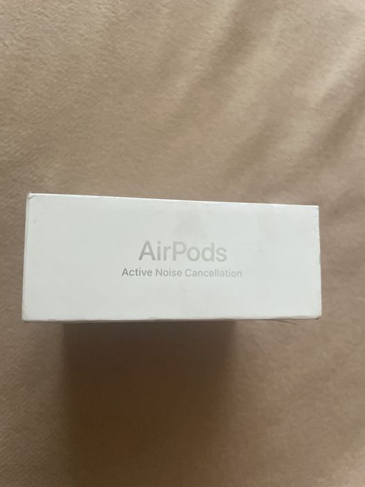 AirPods 4 cu Active Noise Cancellation