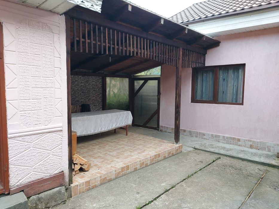 Casă și curte la țară