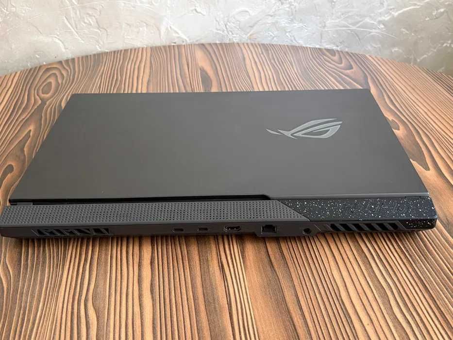 Asus Rog Strix  (Ryzen 9 / 240 Hz / 17.3)