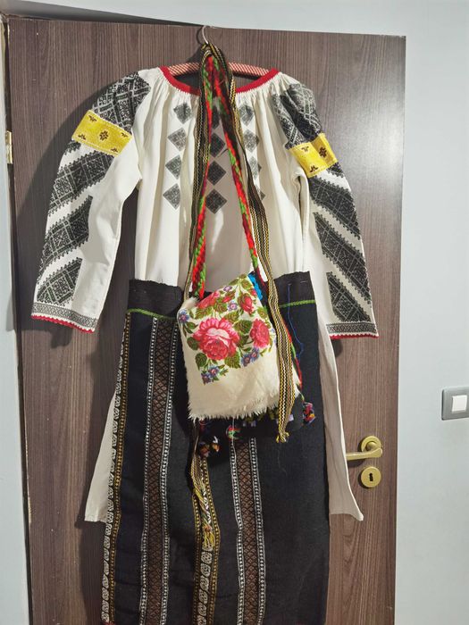 Costum popular autentic