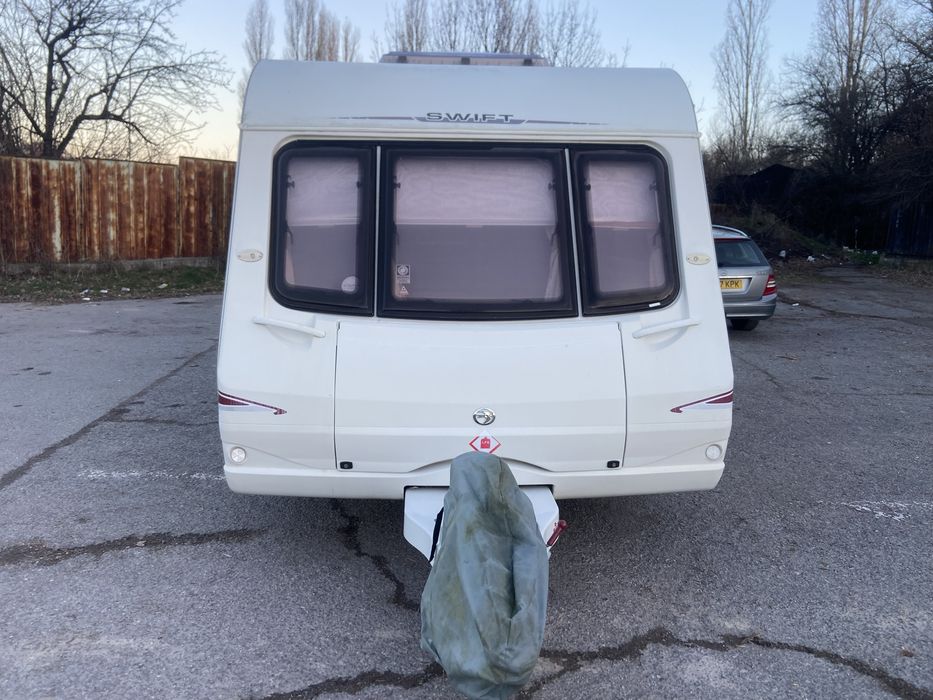 Каравана Swift двуместна