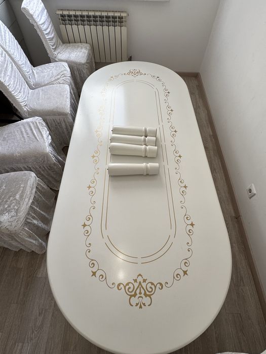 Большой стол со стульями