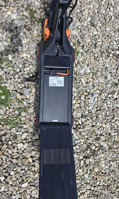 Vand trotineta electrica Kukirin G3 Pro utilizata 97% pe drumuri asfaltate.Are 830 km(reali) si a fost condusa cu prudenta, neavand zgarieturi majore!