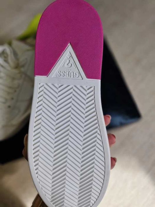 Adidasi  Guess .