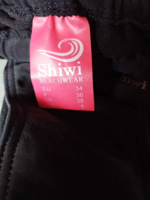 Slip baie negru, care se poate strange de la: Sihwi. Marimea: EUR: 34!